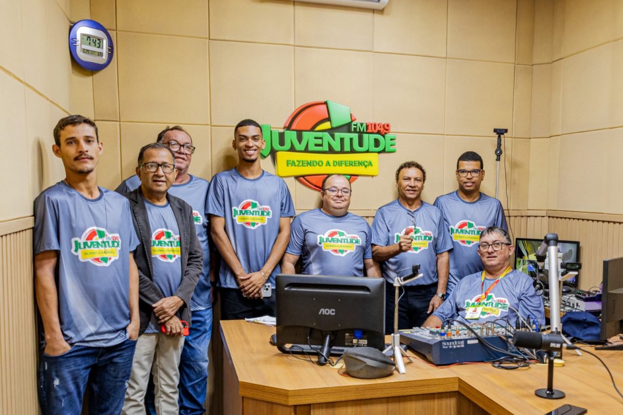 Luciano Oliveira Martins com a equipe da Rádio Juventude FM 104,9 no estúdio da emissora, em Lagarto (SE).